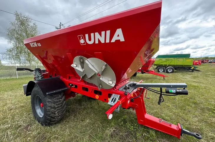 Прицепной разбрасыватель в 3 раза экономичнее навесных