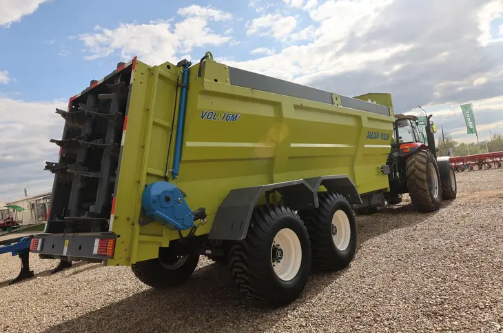 За 8-часовой рабочий день разбрасыватель вывезет и внесет до 270 т удобрений!