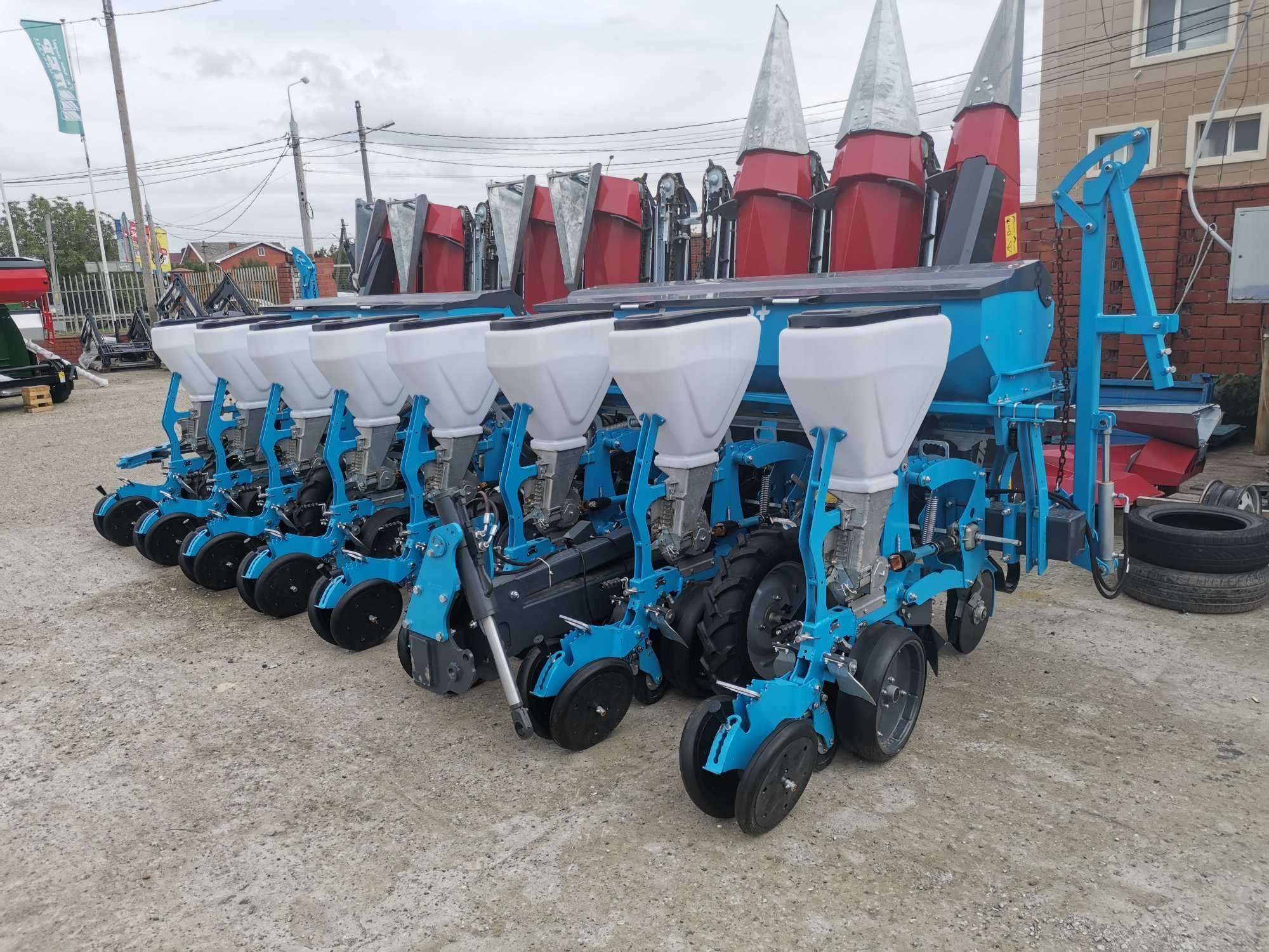 Сеялка моносем 16 рядная. Сеялка для подсолнечника. Сеялка овощная манасем манасем. Пропашной культиватор гаспардо. Сеялка monosem ng plus 8.